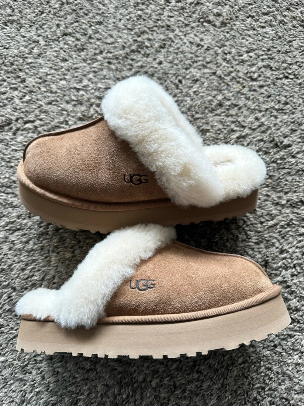 NWOT Women’s UGG Slippers - Picture 1 of 7